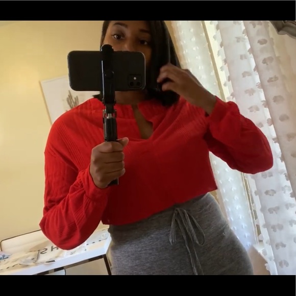 ✨MAKE AN OFFER‼️ Mid-Drift Top ❤️ - Picture 4 of 7